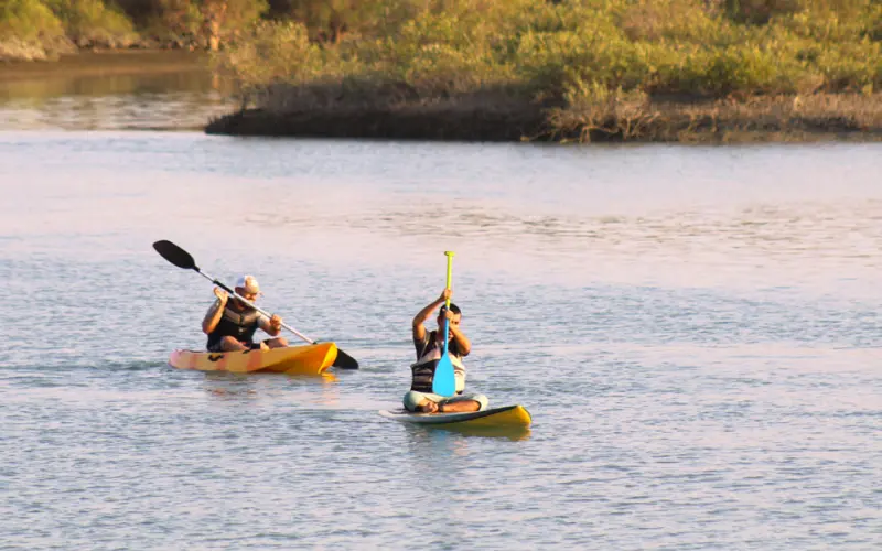 تجربه کایاک و پدل برد سواری روی لنج